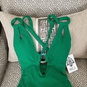 NWT BECCA SIZE S EMERALD GREEN LINE IN THE SAND LAINEY SWIMSUIT 🌴RARE COLOR🌴